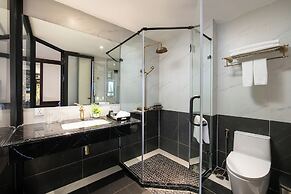 MAY DE VILLE Crown Hotel