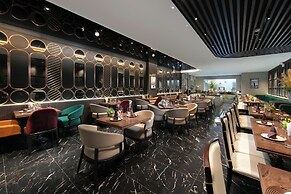 MAY DE VILLE Crown Hotel