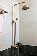 MAY DE VILLE Crown Hotel