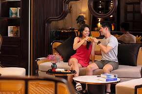 MAY DE VILLE Crown Hotel