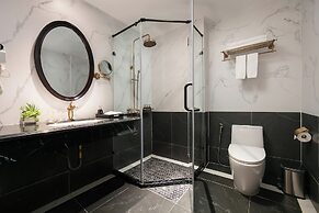 MAY DE VILLE Crown Hotel