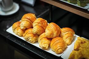 MAY DE VILLE Crown Hotel