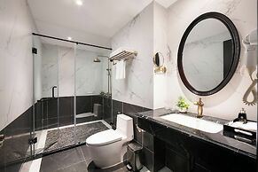 MAY DE VILLE Crown Hotel