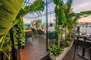 MAY DE VILLE Crown Hotel