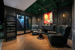 MAY DE VILLE Crown Hotel