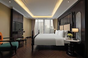 MAY DE VILLE Crown Hotel