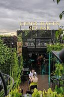 MAY DE VILLE Crown Hotel