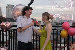 MAY DE VILLE Crown Hotel