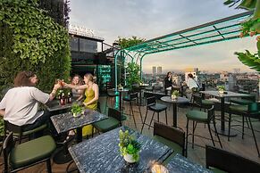 MAY DE VILLE Crown Hotel