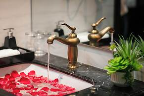 MAY DE VILLE Crown Hotel