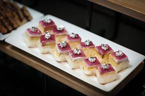 MAY DE VILLE Crown Hotel