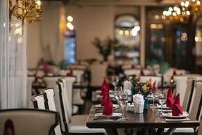 MAY DE VILLE Crown Hotel