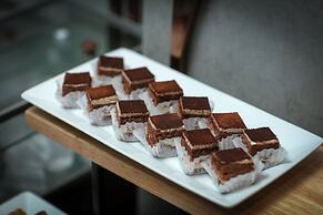 MAY DE VILLE Crown Hotel