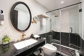 MAY DE VILLE Crown Hotel