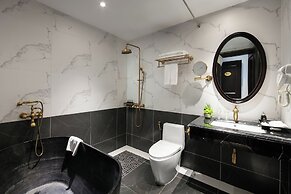 MAY DE VILLE Crown Hotel