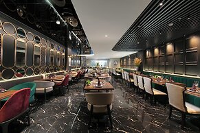 MAY DE VILLE Crown Hotel