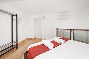 Inviting 3-bed Apartment in Roma 4mins to Colosseo