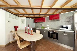 Inviting 3-bed Apartment in Roma 4mins to Colosseo