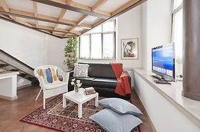 Inviting 3-bed Apartment in Roma 4mins to Colosseo