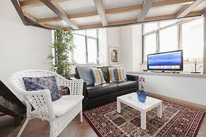 Inviting 3-bed Apartment in Roma 4mins to Colosseo