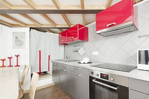 Inviting 3-bed Apartment in Roma 4mins to Colosseo