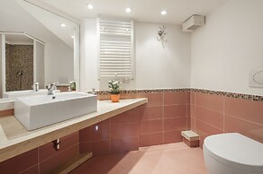 Inviting 3-bed Apartment in Roma 4mins to Colosseo