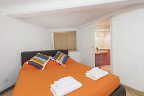 Inviting 3-bed Apartment in Roma 4mins to Colosseo