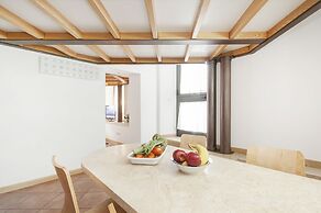 Inviting 3-bed Apartment in Roma 4mins to Colosseo