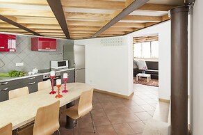 Inviting 3-bed Apartment in Roma 4mins to Colosseo