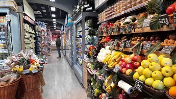 Inviting 3-bed Apartment in Roma 4mins to Colosseo