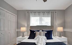 Modern Chic 7-BR with Pool & Gameroom