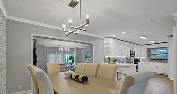 Modern Chic 7-BR with Pool & Gameroom