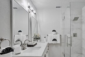 Modern Chic 7-BR with Pool & Gameroom