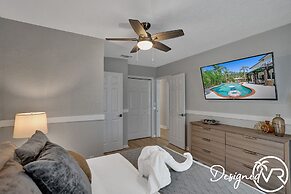 Modern Chic 7-BR with Pool & Gameroom