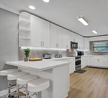 Modern Chic 7-BR with Pool & Gameroom