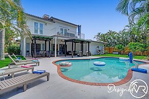 Modern Chic 7-BR with Pool & Gameroom