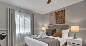 Modern Chic 7-BR with Pool & Gameroom