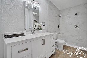 Modern Chic 7-BR with Pool & Gameroom