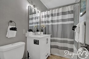 Modern Chic 7-BR with Pool & Gameroom