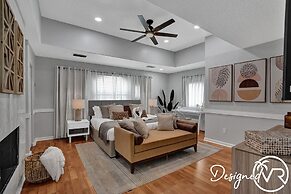 Modern Chic 7-BR with Pool & Gameroom