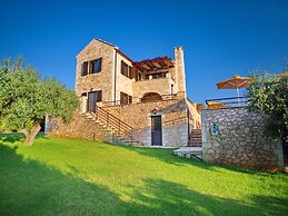 Villa Zara in Plaka With 3 Bedrooms and 3 Bathrooms