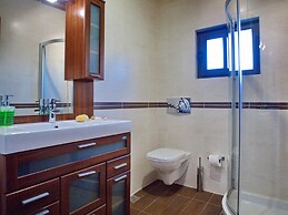 Villa Zara in Plaka With 3 Bedrooms and 3 Bathrooms