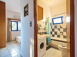 Maros Spitaki in Varipetro