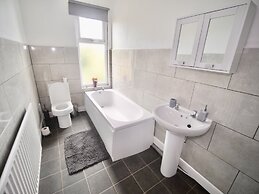 Lovely 6 bed Property Located Within Dudley