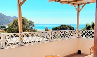 Stylish Home With Views, 4 min Walk to the Beach!!