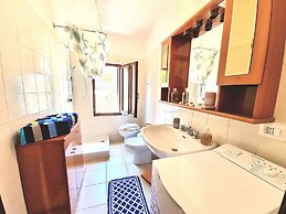 Stylish Home With Views, 4 min Walk to the Beach!!