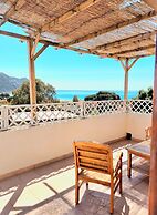 Stylish Home With Views, 4 min Walk to the Beach!!