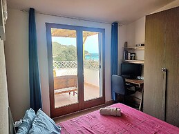 Stylish Home With Views, 4 min Walk to the Beach!!