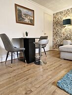 Lovely 2-bed House in the Heart of Woodhouse