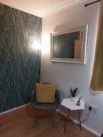 Lovely 2-bed House in the Heart of Woodhouse